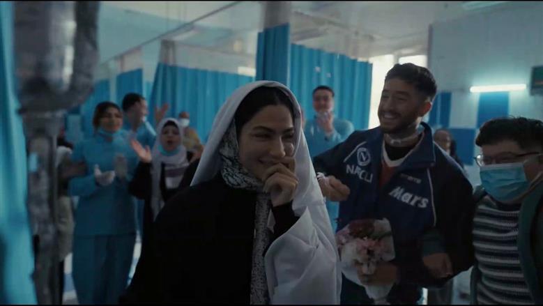 جلسة علاج كيمائي تتحول إلى فرحة استثنائية في مسلسل سوا سوا.. ماذا فعل أحمد مالك؟