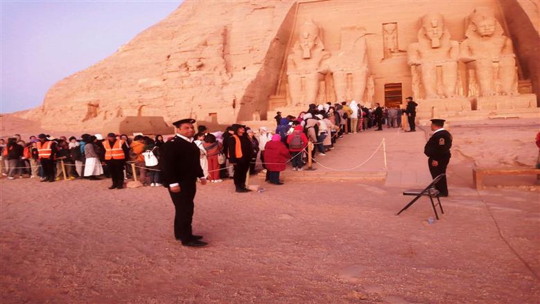 الشمس تتعامد على وجه رمسيس الثاني في أبو سمبل (صور)