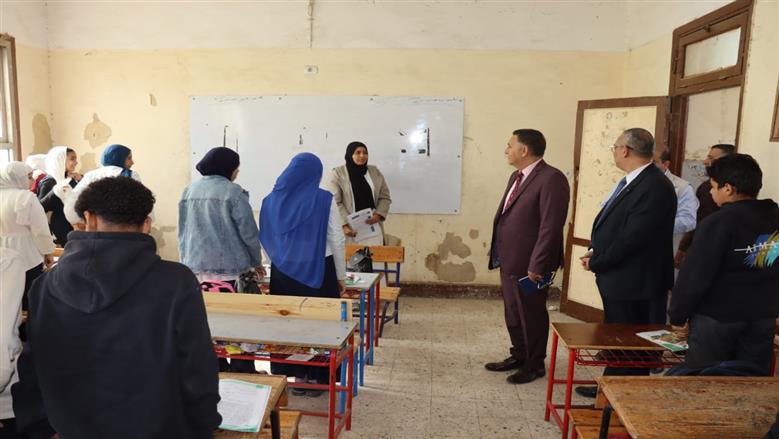 محافظ القليوبية يُجري جولة مفاجئة على مدرستين بشبين القناطر وطوخ ويتفقد طريق شبين–طوخ ويوجه بتذليل العقبات أمام تطويره