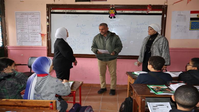 جولة مدير المديرية داخل مدرسة المنيرة