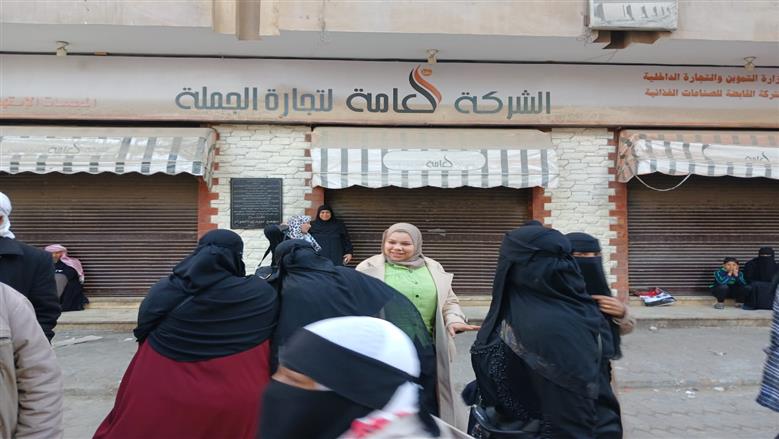 محافظ مطروح خلال لقائه مع المواطنين أمام فرع الشركة العامة لتجارة الجملة وسط مدينة مرسى مطروح للإستماع لمطالبهم