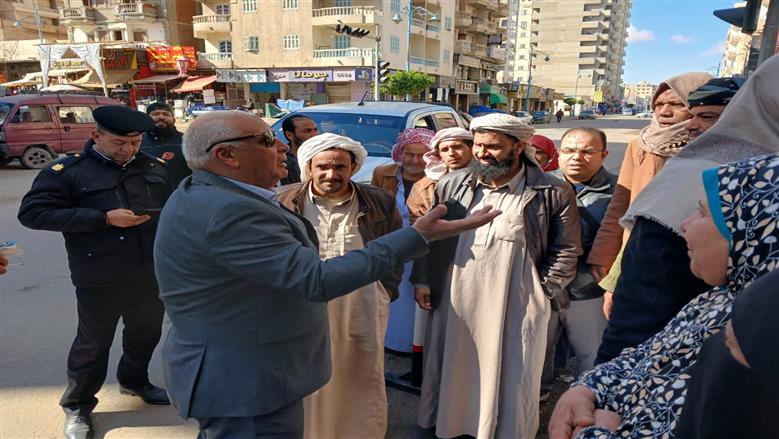 محافظ مطروح خلال لقائه مع المواطنين أمام فرع الشركة العامة لتجارة الجملة وسط مدينة مرسى مطروح للإستماع لمطالبهم