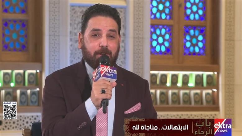 صوت عذب يخطف القلوب.. الآذان بصوت المبتهل والمنشد أسامة علام