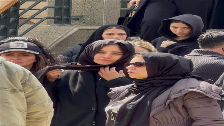 انهيار زينة في الوادع الأخير لشقيقها إسلام رضا.. ودنيا سمير غانم أول الحضور (صور)