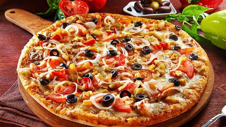 طريقة عمل البيتزا الإيطالية في المنزل.. أسرار العجينة الهشة والناجحة من أول مرة
