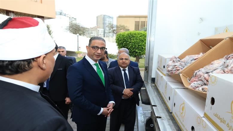 محافظ الجيزة يتسلم 4 أطنان لحوم صكوك الإطعام لتوزيعها على الأسر الأولى بالرعاية قبيل رمضان