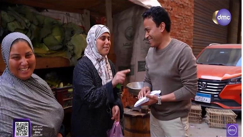 بركة رمضان.. سامح حسين يهدي بائعة خضار 20 ألف جنيه ويدخل على قلبها الفرحة