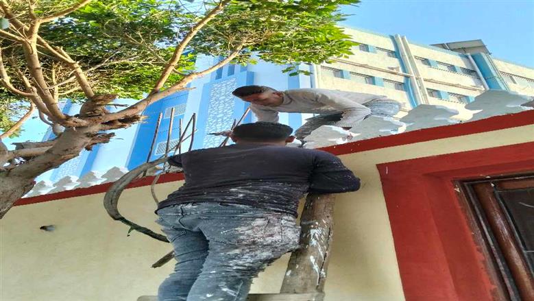 برغم الصيام والتعب شباب أسيوط يزينون المساجد احتفالا بشهر رمضان