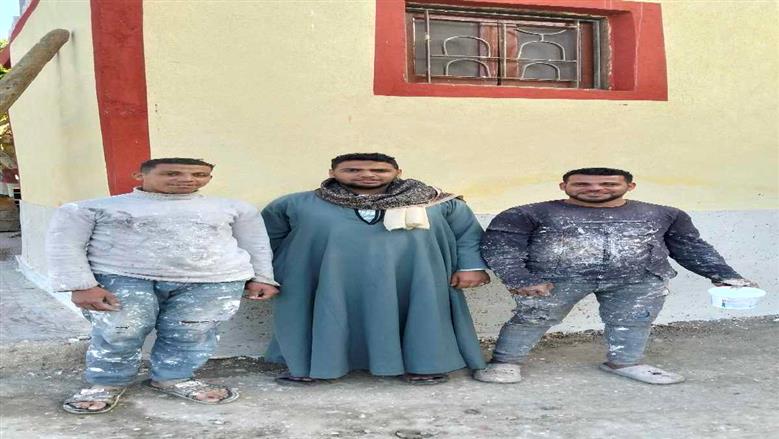 برغم الصيام والتعب شباب أسيوط يزينون المساجد احتفالا بشهر رمضان