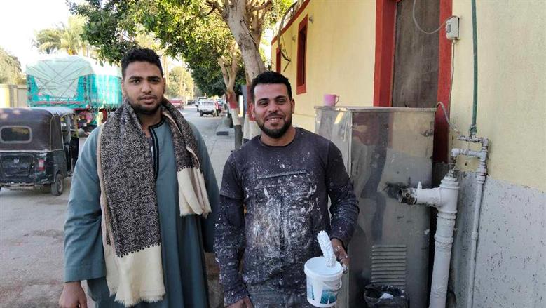 برغم الصيام والتعب شباب أسيوط يزينون المساجد احتفالا بشهر رمضان