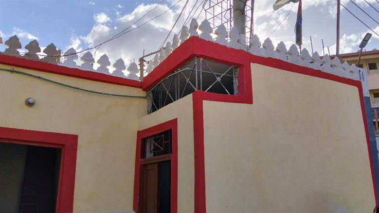 برغم الصيام والتعب شباب أسيوط يزينون المساجد احتفالا بشهر رمضان