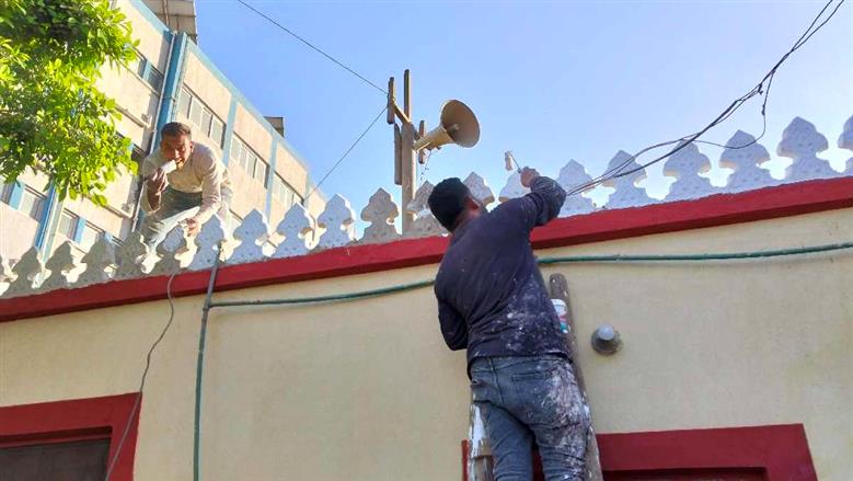 برغم الصيام والتعب شباب أسيوط يزينون المساجد احتفالا بشهر رمضان
