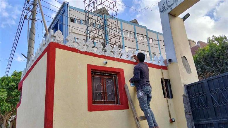 برغم الصيام والتعب شباب أسيوط يزينون المساجد احتفالا بشهر رمضان