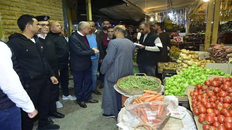 محافظ الأقصر يتفقد مجمع مواقف شرق السكة وسوق الخضروات ويوجه بمصادرة العربات المخالفة