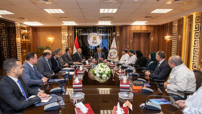 وزير الدولة للإنتاج الحربي خلال استقباله وفد عماني لبحث التعاون المشترك