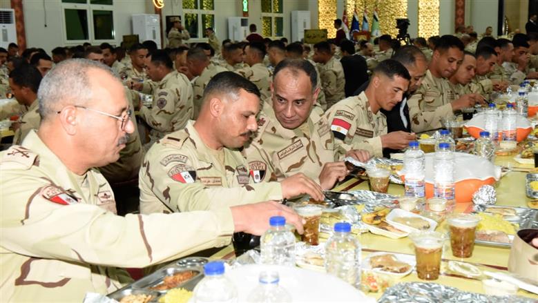 وزير الدفاع يشارك مقاتلي الجيش الثاني الميداني تناول وجبة الإفطار (صور)