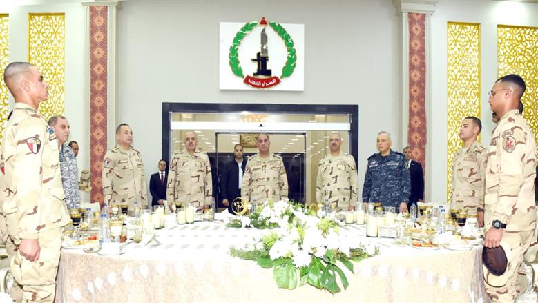 وزير الدفاع يشارك مقاتلي الجيش الثاني الميداني تناول وجبة الإفطار (صور)