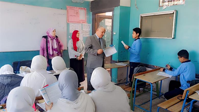 مدير تعليم الفيوم أثناء تفقد الفصول الدراسية