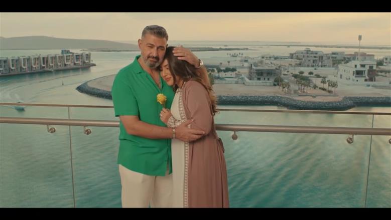 لحظات رومانسية بين ياسر جلال وآيتن عامر في الحلقة 8 من مسلسل كلهم بيحبوا مودي
