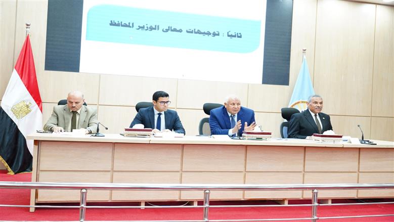 محافظ مطروح خلال اجتماع المجلس التنفيذى للمحافظة