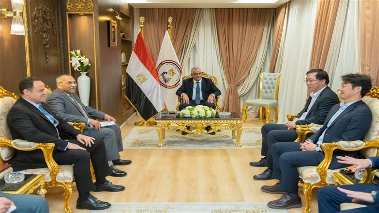 وزير الإنتاج الحربي مع الوفد الكوري الجنوبي