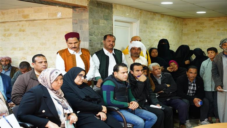 محافظ مطروح خلال لقائه مع أهالي مدينة النجيلة للاستماع طلباتهم 