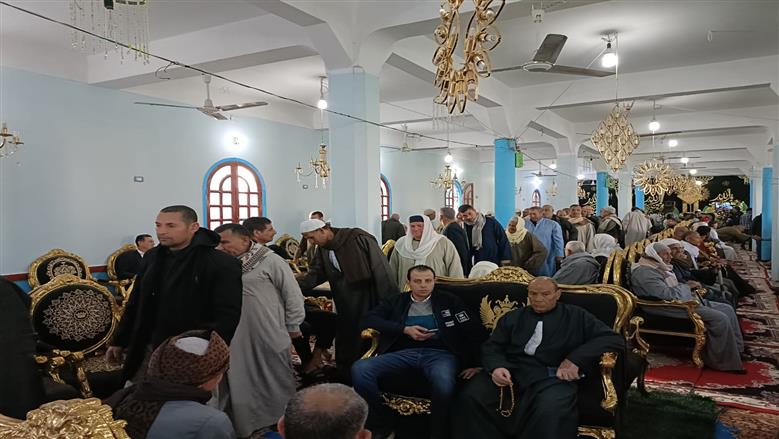 أهالي قرية بويط بالبحيرة يقدمون واجب العزاء في والد الفنانة مي عمر 