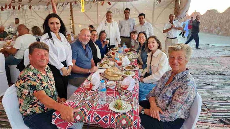 سياح أوروبا علي مائدة إفطار في مرسي علم