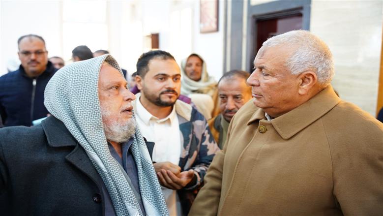 محافظ مطروح خلال لقائه بأهالي قرية القصر