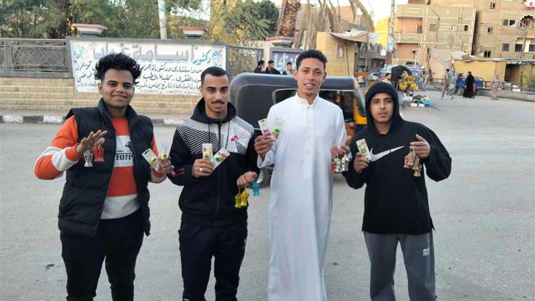 شباب اسيوط ينشرون البهجة في شوارع البداري بتوزيع الفوانيس والسبح والتمور
