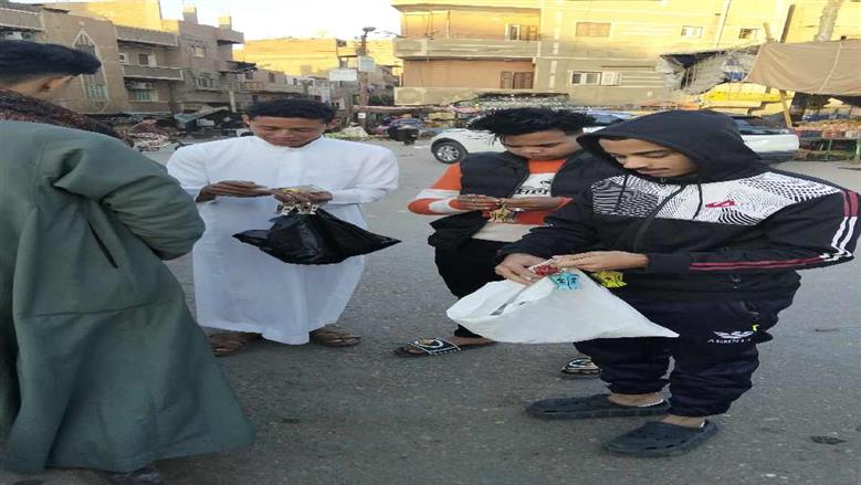 شباب اسيوط ينشرون البهجة في شوارع البداري بتوزيع الفوانيس والسبح والتمور