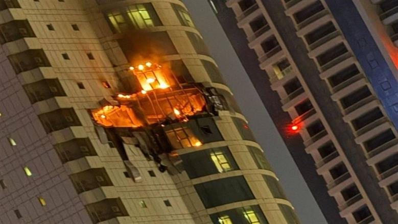 بالفيديو.. لحظة استهداف مسيرة إيرانية برج سكني شاهق في البحرين