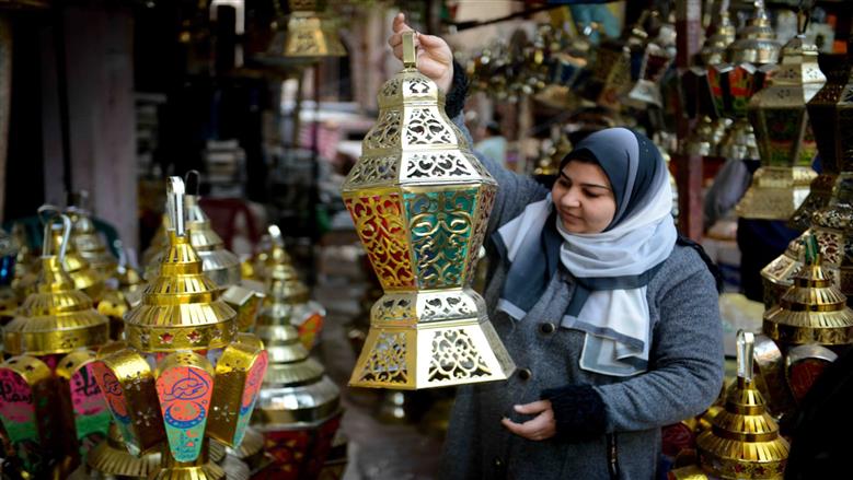 رحلة صناعة الفانوس الصاج في ورش المحلة الكبرى.. حُرّاس البهجة