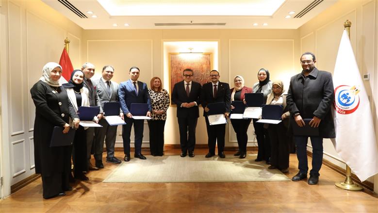 وزير الصحة يكرم الدفعة الأولى من خريجي دبلومة إدارة المستشفيات