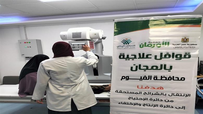 توقيع الكشف الطبي على المرضى خلال القافلة