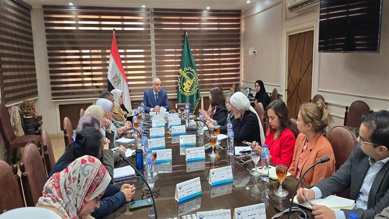 محافظ القليوبية : إنشاء غرفة عمليات مركزية لمتابعة عمليات تجميع ونقل المخلفات إلى المحطات الوسيطة