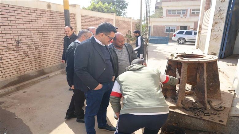 رئيس شركة مياه القليوبية يجري جولة تفقدية مفاجئة لمحطة رفع الصرف الصحي الرئيسية بقرية ميت حلفا