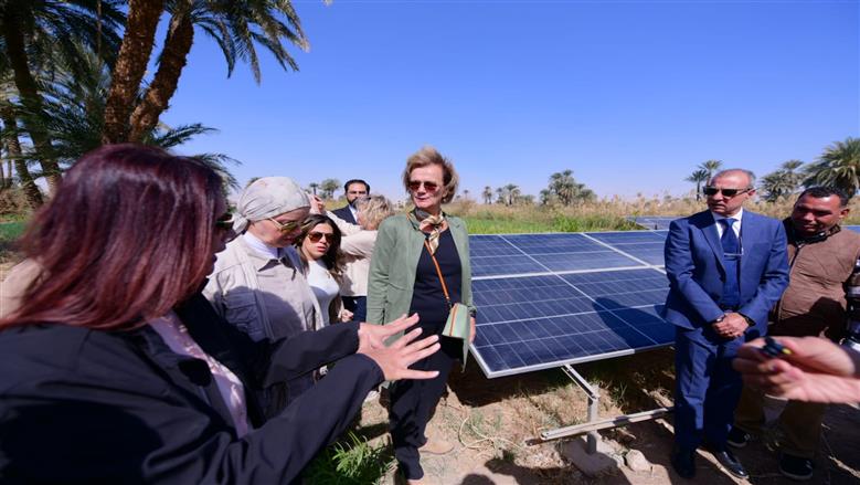 الأقصر على خريطة التنمية الخضراء.. سفيرة الاتحاد الأوروبي تزور مشروعات تجفيف الطماطم والطاقة الشمسية ومقبرة توت عنخ آمون المقلدة