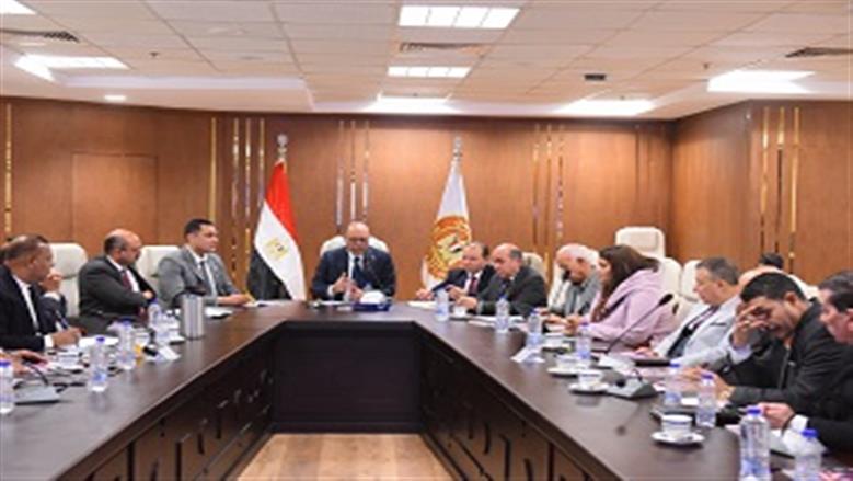 وزير العمل خلال الاجتماع