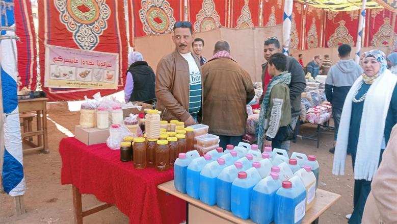 اقبال كبير على معرض منتجات المدارس الزراعية باسيوط استعدادا لشهر رمضان