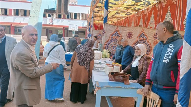 اقبال كبير على معرض منتجات المدارس الزراعية باسيوط استعدادا لشهر رمضان