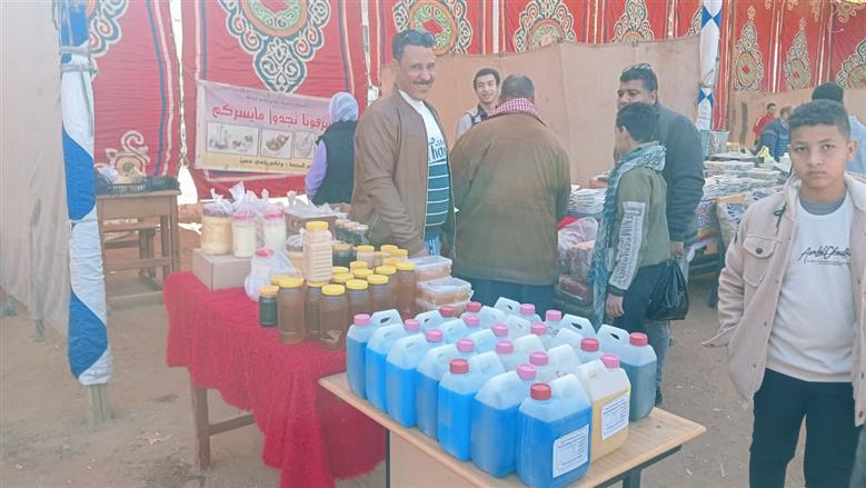 اقبال كبير على معرض منتجات المدارس الزراعية باسيوط استعدادا لشهر رمضان