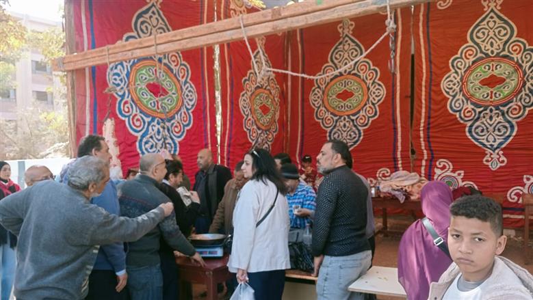 اقبال كبير على معرض منتجات المدارس الزراعية باسيوط استعدادا لشهر رمضان