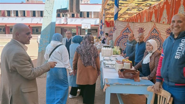 اقبال كبير على معرض منتجات المدارس الزراعية باسيوط استعدادا لشهر رمضان