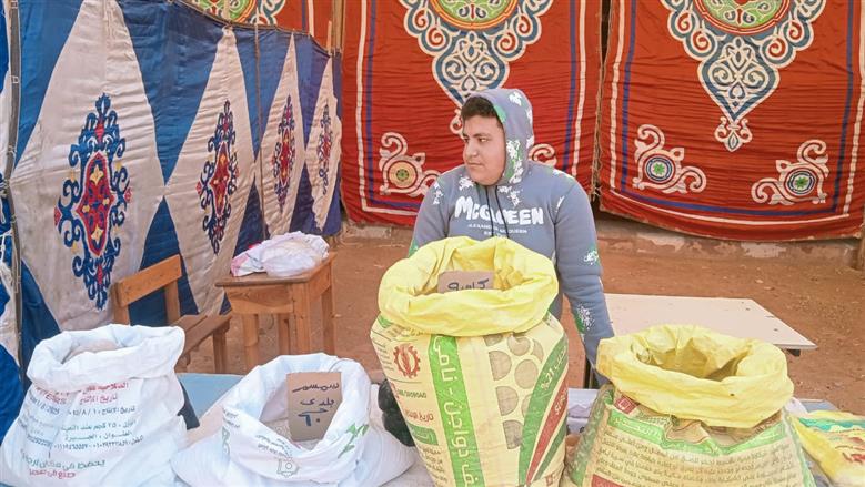 اقبال كبير على معرض منتجات المدارس الزراعية باسيوط استعدادا لشهر رمضان
