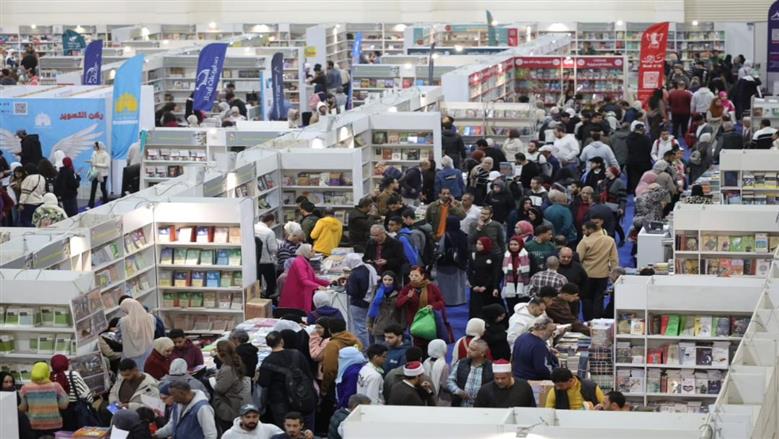 «روايات وندوات وتخفيضات».. شباب يروون تفاصيل مشاركتهم في معرض الكتاب