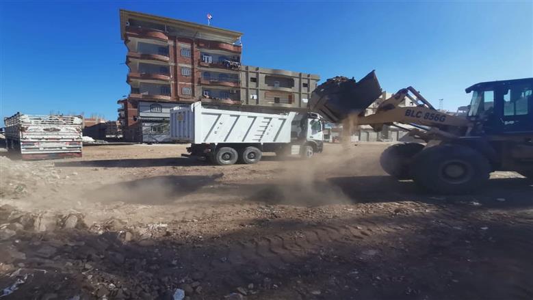رفع أكثر من 60 طن مخلفات صلبة وأتربة من شوارع مركز بيلا بكفر الشيخ