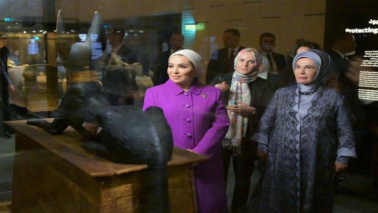 السيدة انتصار السيسي ترافق أمينة أردوغان في جولة بالمتحف المصري الكبير
