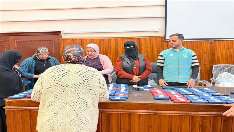 عضو التحالف الوطني توزع 161 نظارة طبية على الأولى بالرعاية في بورسعيد