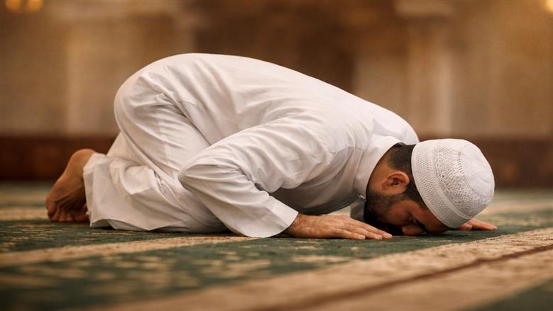 «الإفتاء» توضح حكم سجود السهو في الصلاة